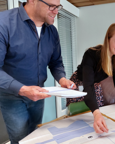 collega's werken samen aan een collage