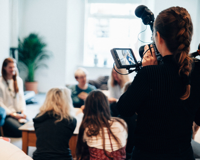 Vrouw filmt groep mensen